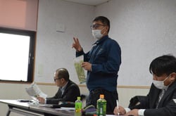 栽培のポイントを説明する種苗メーカーの担当者