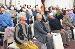 ストレッチをする参加者ら（長野県伊那市で）
