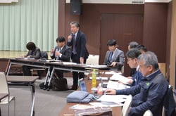 あいさつをする市場の担当者（左から３人目）