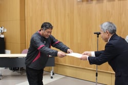 修了証を受け取る受講者