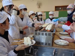 五平餅を焼き上げる児童ら
