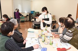 保健師からアドバイスを受ける参加者