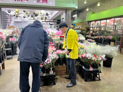 黄色の法被を着て、訪れた人に信州諏訪のアネモネを売り込む藤森担当