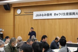 あいさつする安藤専門部長