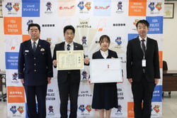 表彰を受けた伊賀良支所信用課職員（中央）