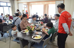 昼食を味わう利用者
