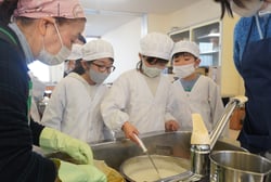 豆腐作りに挑戦する豊科北小学校の児童たち