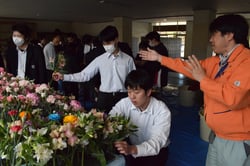 ＪＡ職員（右）に教わりながらフォトスポットを作る生徒ら