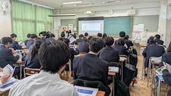 金融投資について話を聞く生徒