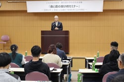 講話する小松塾長