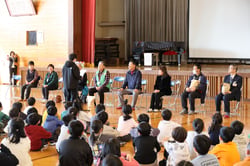 代表児童からお礼の言葉を受ける宮坂統括所長ら
