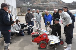 管理機の点検部位を確認する参加者（長野県長野市、３月６日）