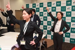 一致団結する渉外担当者ら