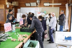 賑わうさざなみ新鮮市