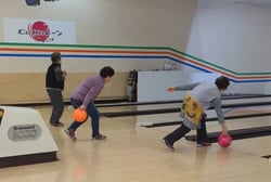 ストライクを狙い力強くボールを投げる参加者（松本市梓川）