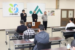 あいさつする牛山部長（左）