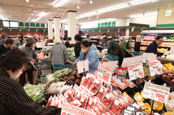 開店直後、にぎわう店内で買い物する来店客ら