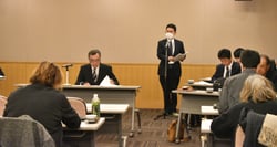 ２５年産について確認をするＪＡ職員