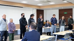 新役員の紹介をする小林委員長