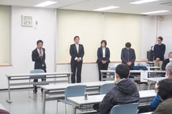 挨拶をする新役員
