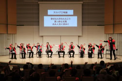 ＪＡ役員ら来賓も加わり、会場を盛り上げたスコップ三味線グループの発表