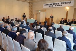 定期総会であいさつする小松会長