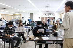 各コースごと講座内容を確認する参加者ら