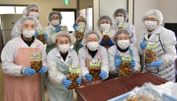 福神漬け「七福神」の袋詰め作業をしたメンバーら