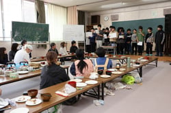 お世話になったＪＡ職員らにお礼の手紙を読む児童