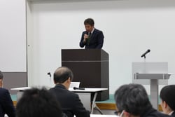 あいさつをする太田部会長