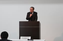 あいさつをする中野部会長