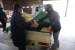種もみを車の荷台に積むＪＡ職員