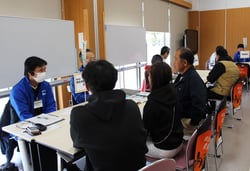 相談に応じる担当者ら