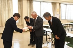 嘆願書を手渡す生産部会代表ら（長野県長野市、３月２３日）