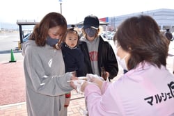 きのこご飯を受け取る来店者（長野県上田市で）