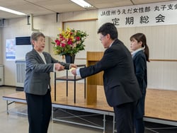 代表して賞状を受け取る清水支会長（写真左）（長野県上田市で）