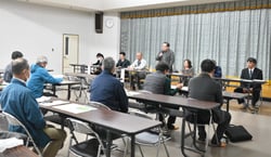 ２５年度産の確認をする生産者ら（長野県安曇野市で）