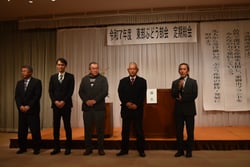 あいさつする中川部会長(右)と新役員（長野県東御市で）