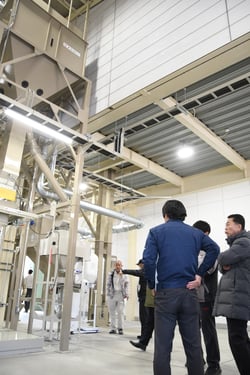 新しい施設を見学する栗林組合長ら（長野県長野市、３月９日）