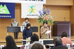 事業報告をする部員