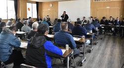 ２５年度産について確認する生産者ら（長野県安曇野市で）