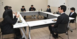 和気あいあいと会話をする新採用職員と先輩職員ら
