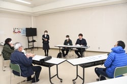 出荷にあたり質問する参加者（長野県長野市、３月１２日）