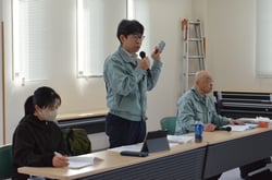 会議で挨拶をする米山課長（長野県飯島町で）
