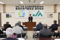 あいさつする濱委員長