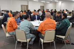 意見交換会で意見を出し合う生産者ら（長野県伊那市で）