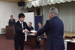 辞令交付を受ける飯島さん（長野県伊那市で）