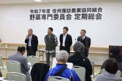 あいさつする新役員（長野県富士見町で）