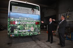背面に管内産の農産物をデザインした高速バス（３月２５日、長野県松本市で）