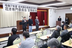 花き定期総会であいさつする花き定期総会の新役員（長野県富士見町で）